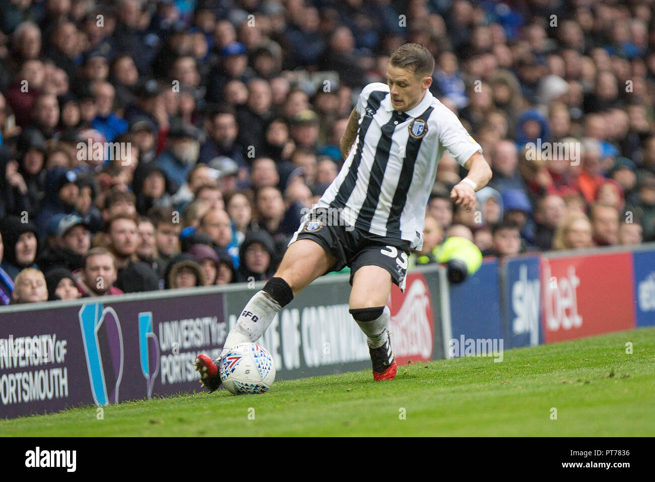 Portsmouth, Royaume-Uni. 6 octobre 2018. Mark Byrne de Gillingham au cours de l'EFL Sky Bet League 1 match entre Portsmouth et Gillingham à Fratton Park, Portsmouth, Angleterre le 6 octobre 2018. Photo de Simon Carlton. Usage éditorial uniquement, licence requise pour un usage commercial. Aucune utilisation de pari, de jeux ou d'un seul club/ligue/dvd publications. Credit : UK Sports Photos Ltd/Alamy Live News Banque D'Images