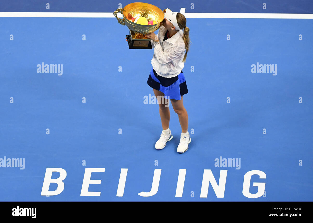 Beijing, Chine. 7 Oct, 2018. Caroline Wozniacki de Danemark baisers le trophée lors de la cérémonie de l'événement féminin au tournoi de tennis Open de Chine à Beijing, capitale de Chine, le 7 octobre 2018. Credit : Zhang Chenlin/Xinhua/Alamy Live News Banque D'Images