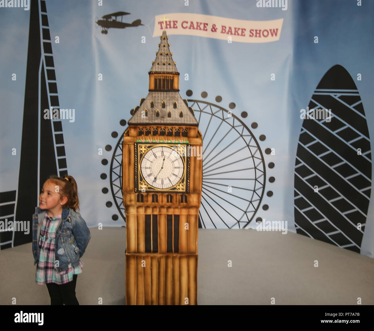 London UK 07 Octobre 2018 Un jeune visiteur admirant le Big Ben gâteau fait spécialement pour le spectacle par Rosie Cake Diva @Paul Quezada-Neiman,Alamy Live News Banque D'Images