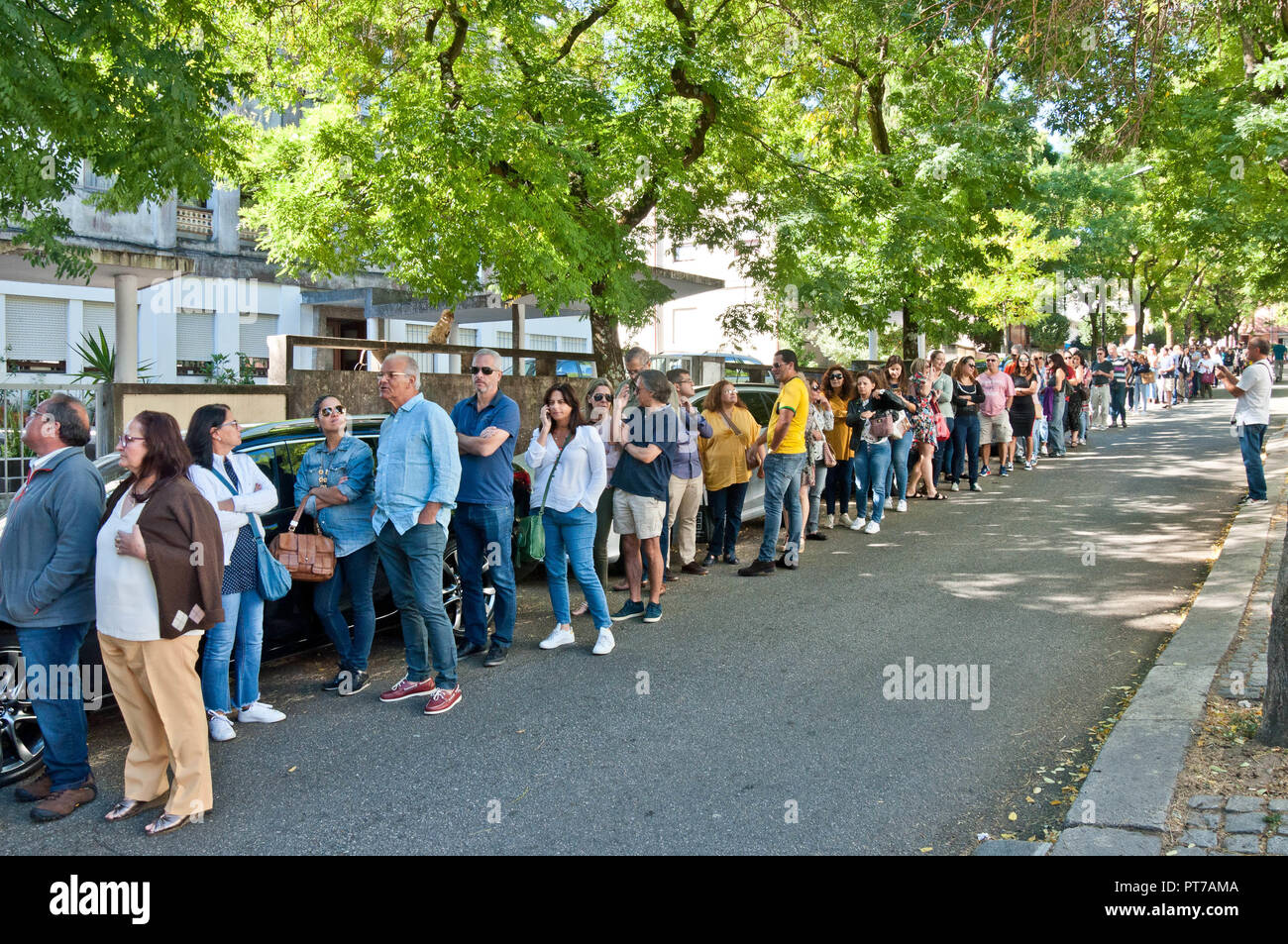 Porto, Portugal. 07Th Oct, 2018. Électeurs brésiliens forment une longue ligne avant de l'hôtel HF Ipanema Porto, Portugal, de voter au premier tour des élections présidentielles. Credit : Daniela Maria/FotoArena/Alamy Live News Banque D'Images