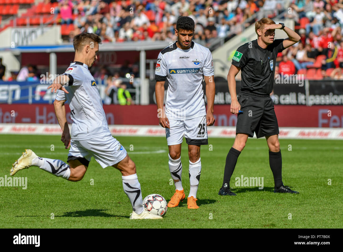 07 octobre 2018, la Bavière, Inglostadt : Soccer : 2ème Bundesliga, le FC Ingolstadt 04 - SC Paderborn 07, 9e journée à Audi Sportpark. Philipp Klement von Paderborn (l) tire la balle 0:1 contre Ingolstadt en face de ses coéquipiers Mohamed Dräger et arbitre Christian Dingert. Photo : Armin Weigel/DPA - WICHTIGER HINWEIS : gemäß den Vorgaben der DFL Deutsche Fußball Liga bzw. des DFB Deutscher Fußball-Bund es ist untersagt, en dem Stadion und/oder vom Spiel von angefertigte Sequenzbildern Fotoaufnahmen en forme und/oder videoähnlichen Fotostrecken zu verwalten und verkaufen zu lassen.. Banque D'Images