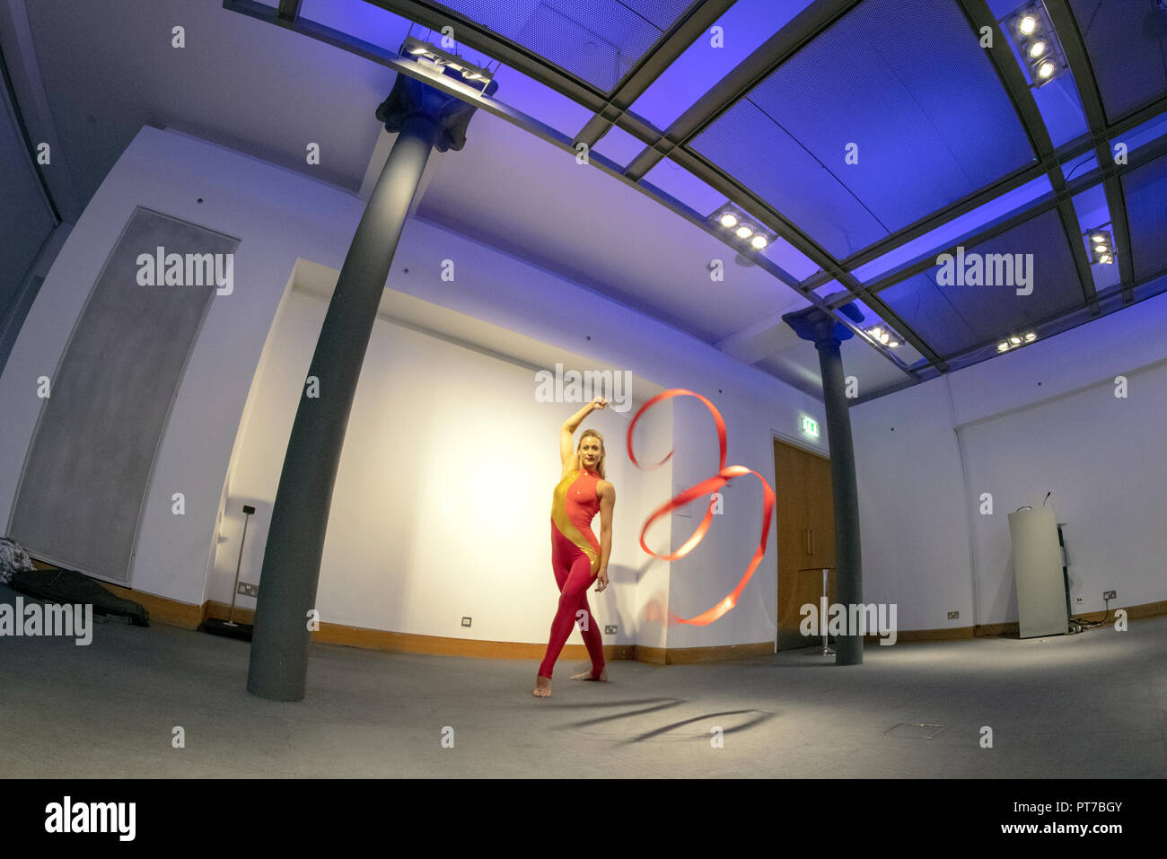 Glasgow, Écosse, Royaume-Uni, 2018 .6 octobre. Le phare, de Glasgow. Centre national de l'Écosse pour la conception et l'architecture a organisé un événement pour fournir une expérience pratique pour sa nouvelle caméra plein cadre mirrorless l'EOS R. ainsi que des entretiens d'information avec les photographes expérimentés et experts techniques les mains sur l'expérience a été améliorée en photographiant les insectes om une macro avec shoots avec des artistes et modèles. Gérard Ferry/Alamy news Crédit : Gérard ferry/Alamy Live News Banque D'Images Glasgow, Écosse, Royaume-Uni, 2018 .6 octobre. Le phare, de Glasgow. Centre national de l'Écosse pour la conception et l'architecture a organisé un événement pour fournir une expérience pratique pour sa nouvelle caméra plein cadre mirrorless l'EOS R. ainsi que des entretiens d'information avec les photographes expérimentés et experts techniques les mains sur l'expérience a été améliorée en photographiant les insectes om une macro avec shoots avec des artistes et modèles. Gérard Ferry/Alamy news Crédit : Gérard ferry/Alamy Live News Banque D'Images