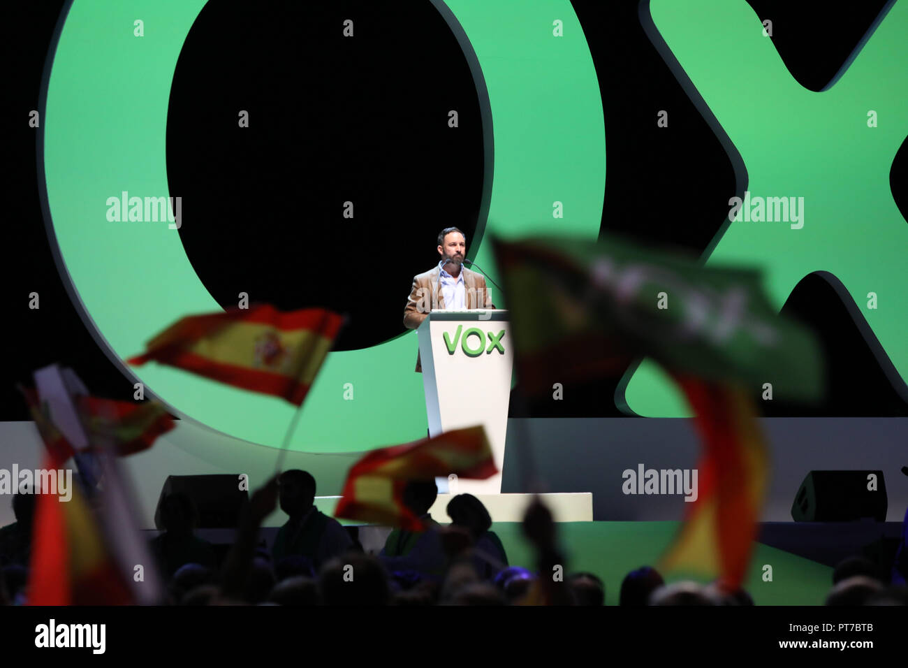 Madrid, Espagne. 7 Oct, 2018. SANTIAGO ABASCAL, le président national de la VOX, participant à l'événement. Le parti politique d'extrême droite Vox a de monde ce dimanche la ''Palacio de Vistalegre'' dans un événement qui a réuni, selon les organisateurs, 10 000 personnes, et dans laquelle ils ont présenté leur 100 d'urgence des mesures pour l'Espagne le 7 octobre 2018 à Madrid, Espagne Credit : Jésus Encarna/ZUMA/Alamy Fil Live News Banque D'Images