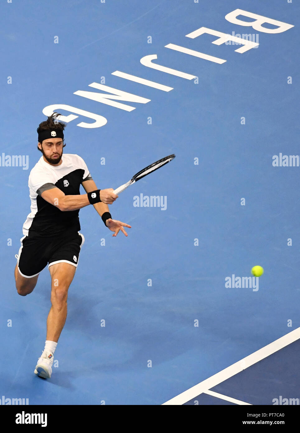 Beijing, Chine. 7 Oct, 2018. Nikoloz Basilashvili de la Géorgie est en compétition lors de la finale chez les hommes contre Juan Martin del Potro, de l'Argentine à la Chine Open de tennis à Beijing, capitale de Chine, le 7 octobre 2018. Basilashvili a gagné 2-0 et a réclamé le titre. Credit : Zhang Chenlin/Xinhua/Alamy Live News Banque D'Images