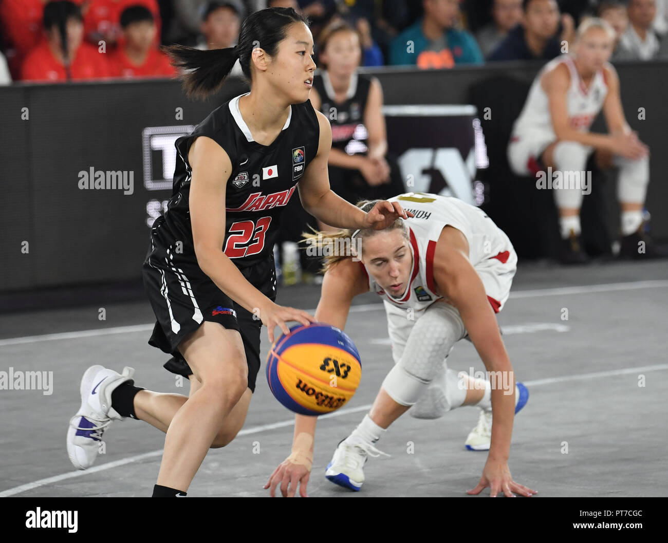 Shaanxi, Province du Shaanxi en Chine. 7 Oct, 2018. L'ami du Japon Yamamoto (L) contrôle le ballon pendant l'U23 women's match final entre la Russie et le Japon à la FIBA 2018 3X3 Coupe du Monde à Xi'an, province du Shaanxi du nord-ouest de la Chine, le 7 octobre 2018. La Russie a remporté la finale par 21-12. Credit : Zhang Bowen/Xinhua/Alamy Live News Banque D'Images