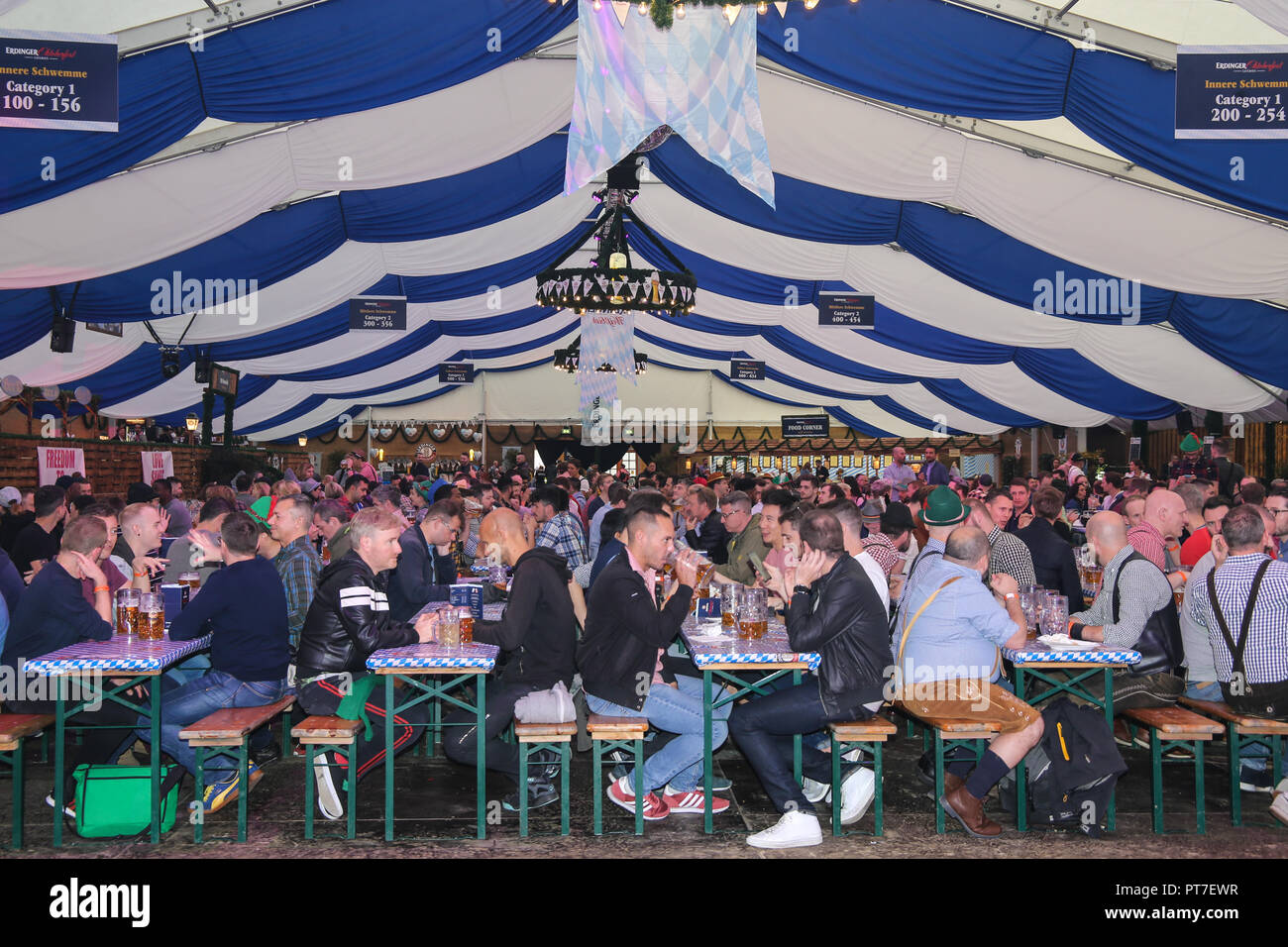 London UK 07 octobre 2018 Queen Elizabeth Olympic Park a accueilli le seul et unique Rose LGBT LGBT + Oktoberfest un jour de fierté et de la bière. Oompah bandes sera remplacé avec la lèvre-synching Drag Queens, rave karaoké et danse table,et bien sûr frankfurter et beaucoup de Steins de bière .@Paul Quezada-Neiman/Alamy Live News Banque D'Images