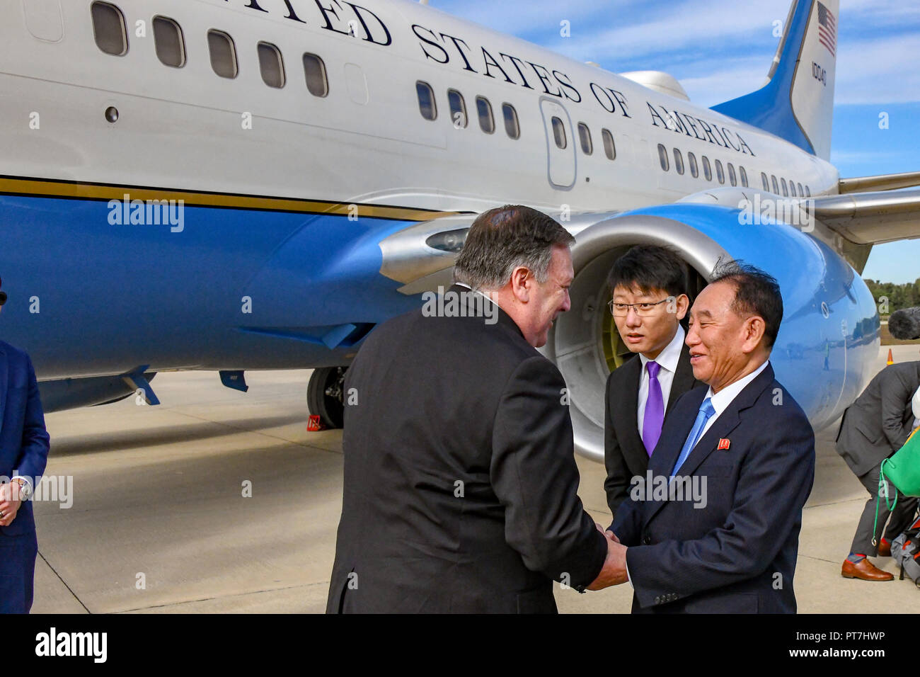 Pyongyang, Corée du Nord. 7Th Oct 2018. La secrétaire d'État des États-Unis, Mike Pompeo, gauche, est accueilli par le Vice-président nord-coréen Kim Yong Chol à l'arrivée à l'Aéroport International de Pyongyang Sunan 7 octobre 2018 dans la région de Pyongyang, République populaire démocratique de Corée. Credit : Planetpix/Alamy Live News Banque D'Images