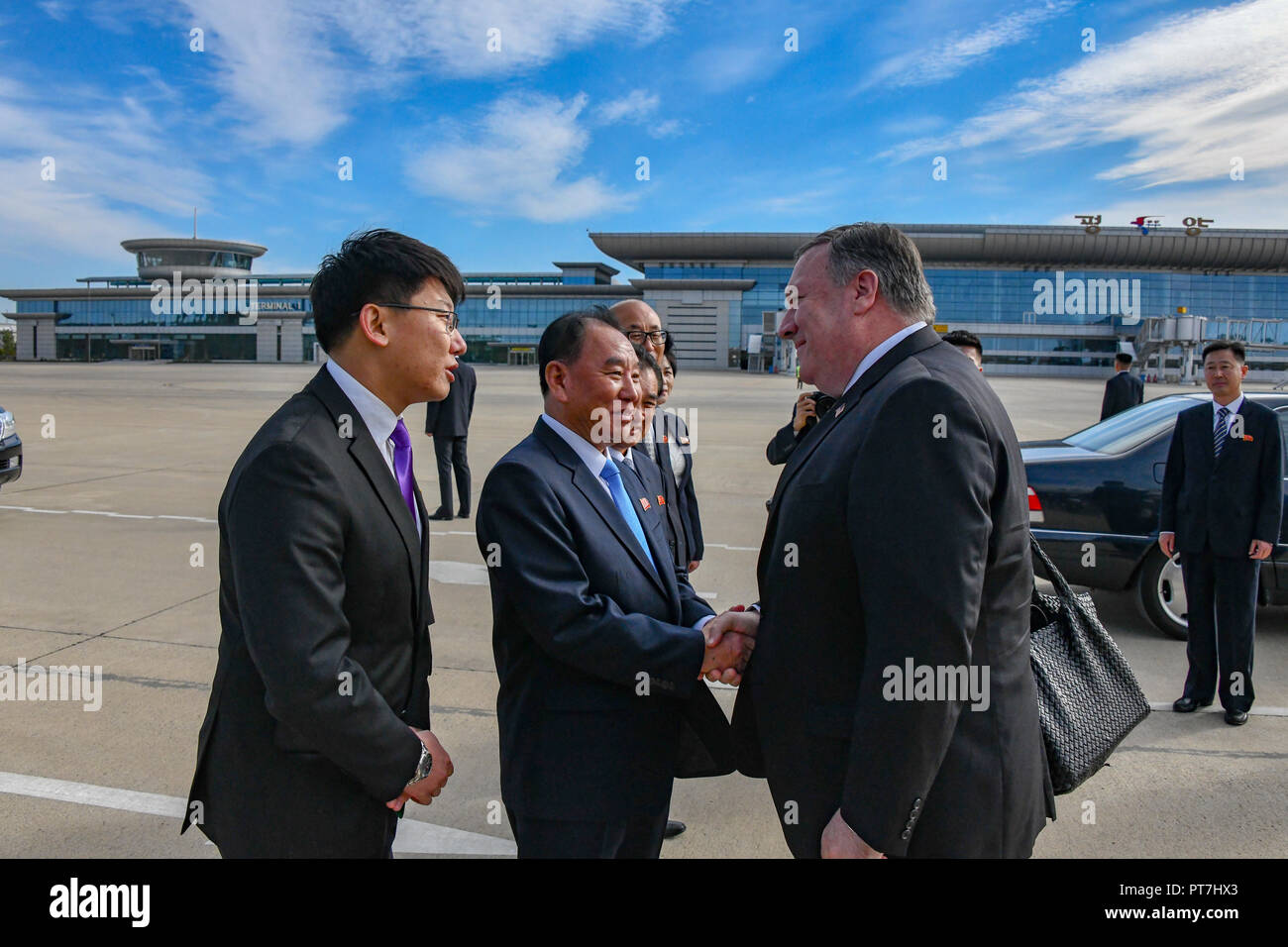 Pyongyang, Corée du Nord. 7Th Oct 2018. La secrétaire d'État des États-Unis, Mike Pompeo, droite, est accueilli par le Vice-président nord-coréen Kim Yong Chol à l'arrivée à l'Aéroport International de Pyongyang Sunan 7 octobre 2018 dans la région de Pyongyang, République populaire démocratique de Corée. Credit : Planetpix/Alamy Live News Banque D'Images