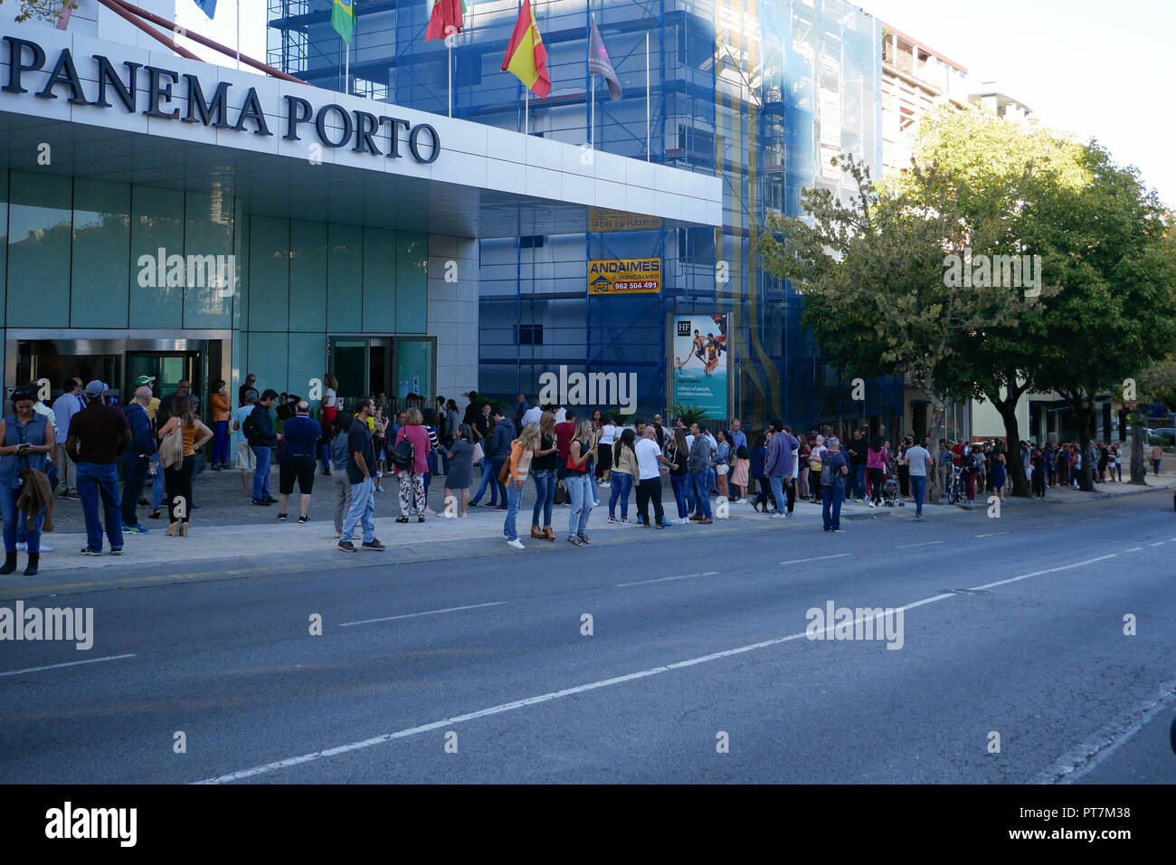 La ville de Porto, Portugal. 7Th Oct 2018. Des milliers de Brésiliens vivant au Portugal d'attente à voter à l'élection présidentielle brésilienne du 7 octobre 2018, à l'hôtel HF Ipanema Porto, Portugal dans la ville. Credit : Barry Paterson/Alamy Live News Banque D'Images