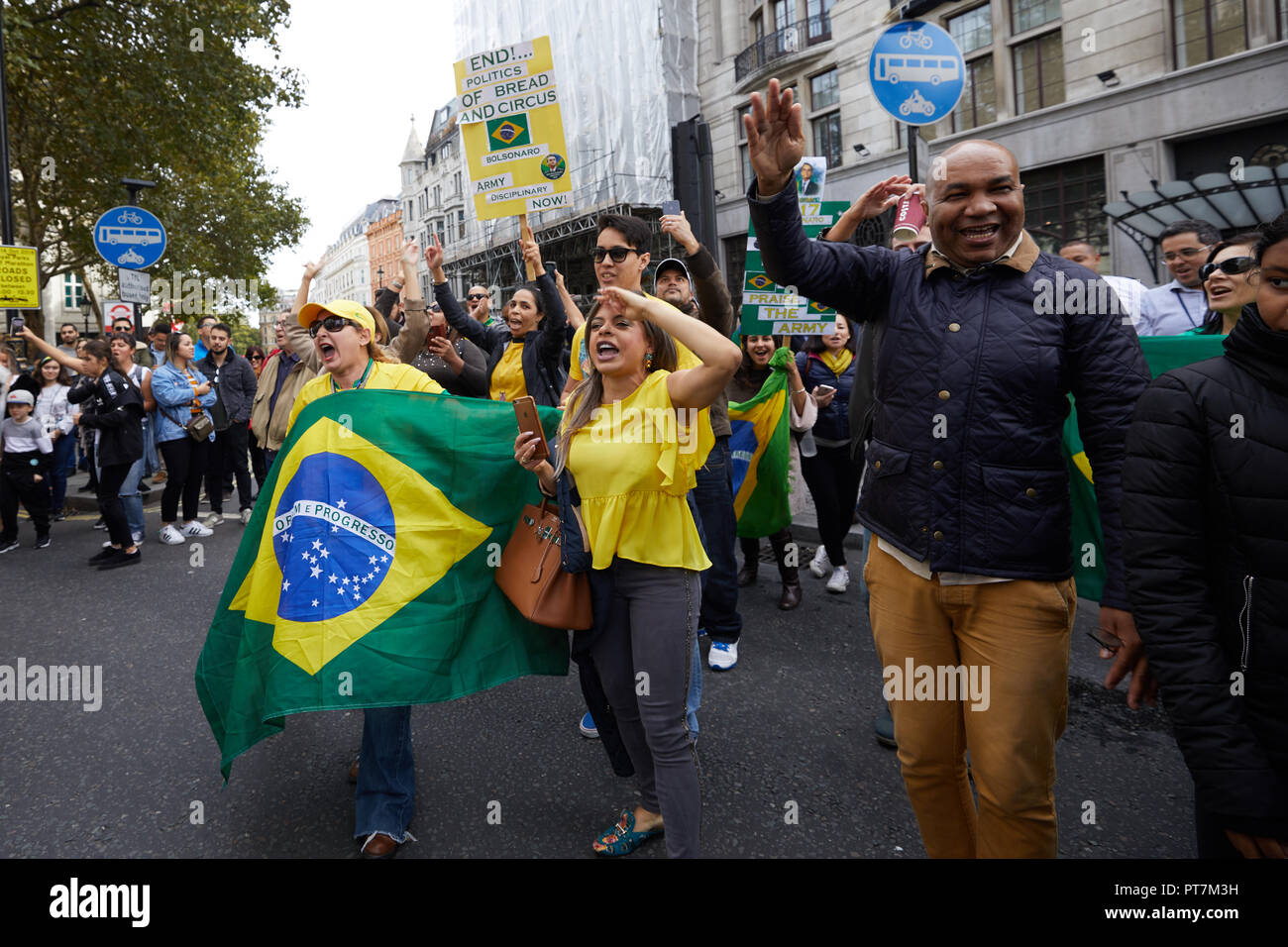 Londres, Royaume-Uni. 7Th Oct 2018. Les partisans du candidat à l'élection présidentielle brésilienne dans Bolsonaro Jaďr, en face de l'Ambassade du Brésil au cours d'une journée de vote par brésiliens vivant au Royaume-Uni pour l'élection présidentielle.. Crédit : Kevin Frost/Alamy Live News Banque D'Images