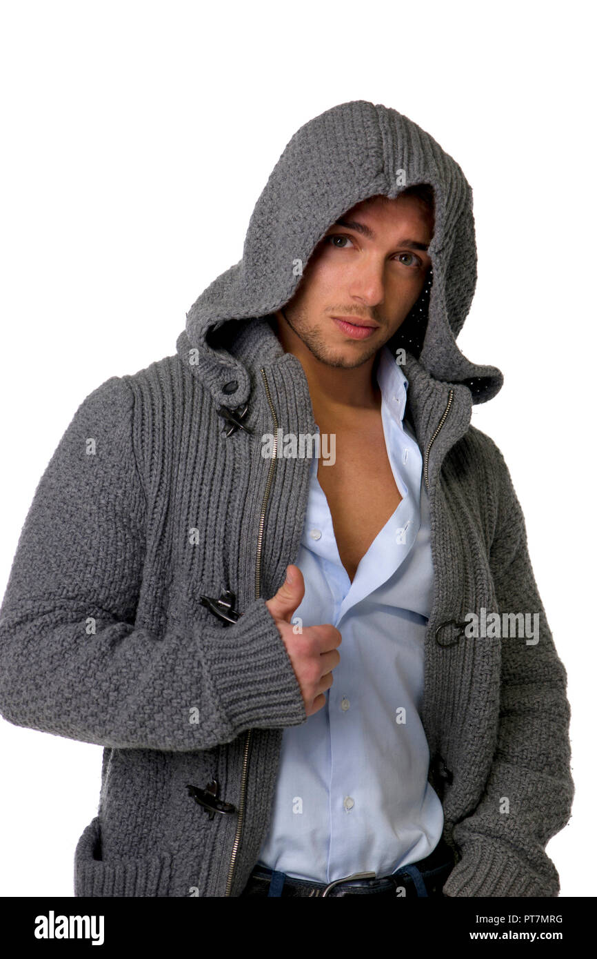 Bonne recherche jeune homme portant un pull a capuche d hiver Photo Stock Alamy