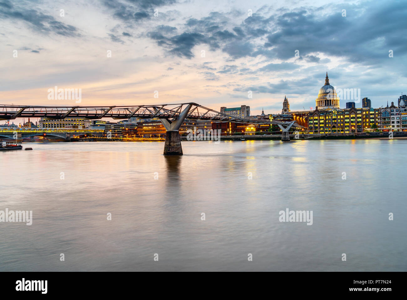 Le Millennium Bridge et de la cathédrale St Paul à Londres, au Royaume-Uni, juste après le coucher du soleil Banque D'Images