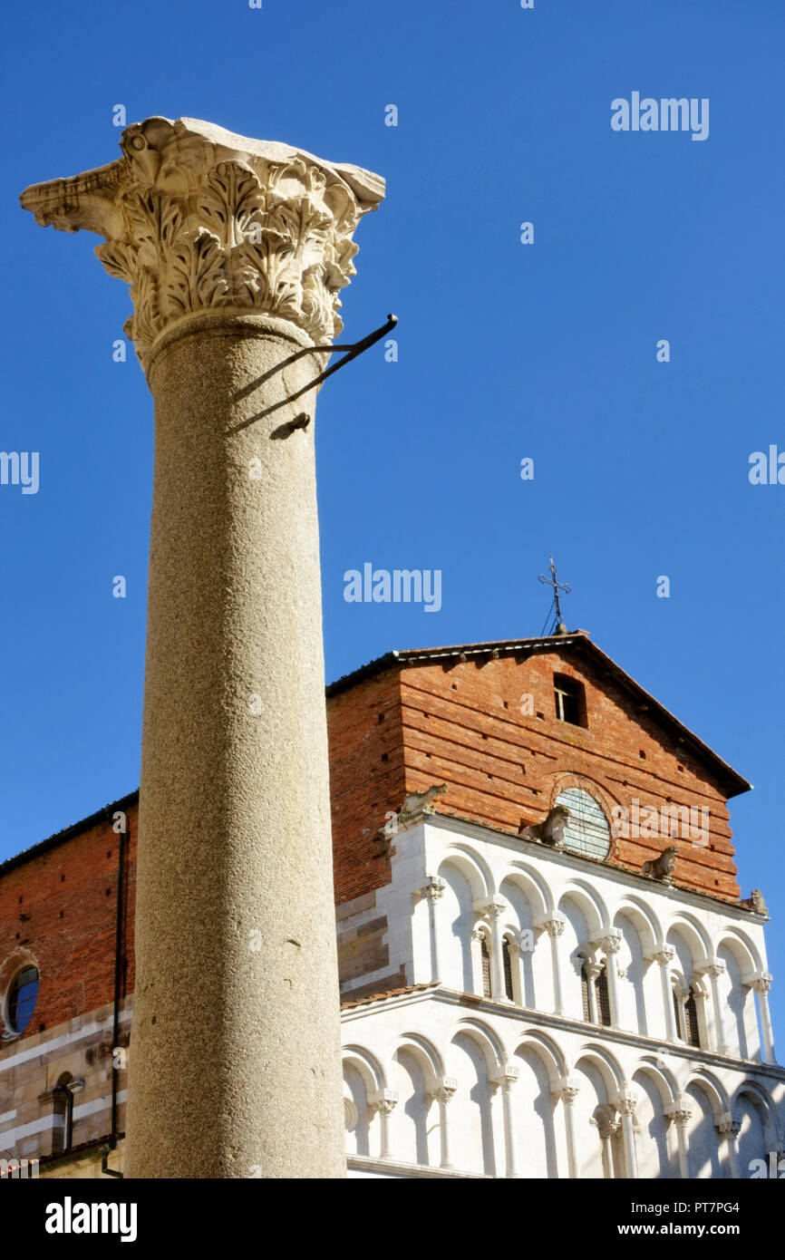L'église Santa Maria Forisportam à Lucca, Italie.C'est un bel exemple de style roman pisan avec la façade essentiellement linéaire en marbre avec arcad Banque D'Images