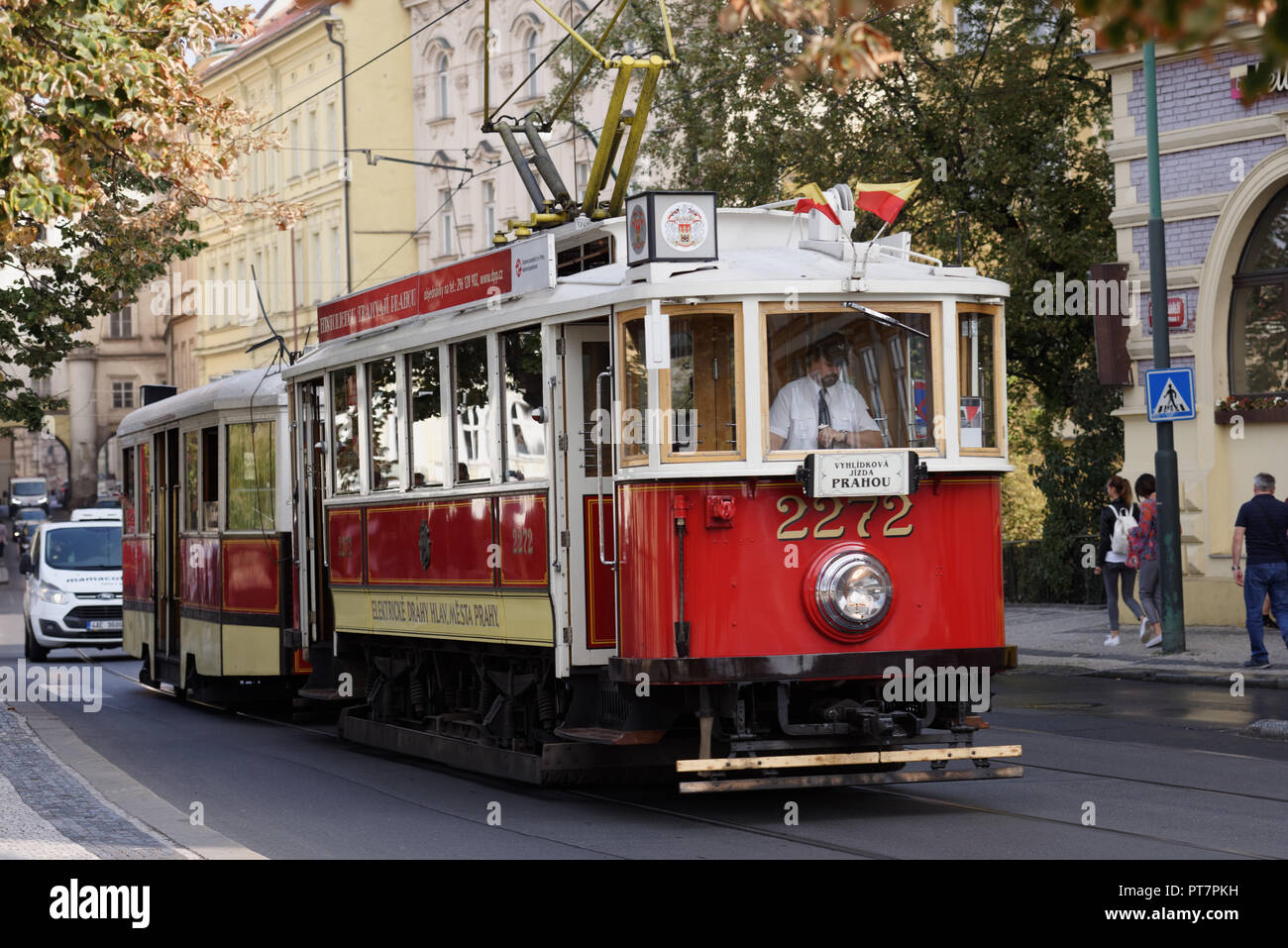 Prague, République tchèque - 15 septembre 2018 : tramway rétro sur la rue de Prague. A partir de 2017, le réseau de tramway de Prague est le troisième plus grand au monde Banque D'Images