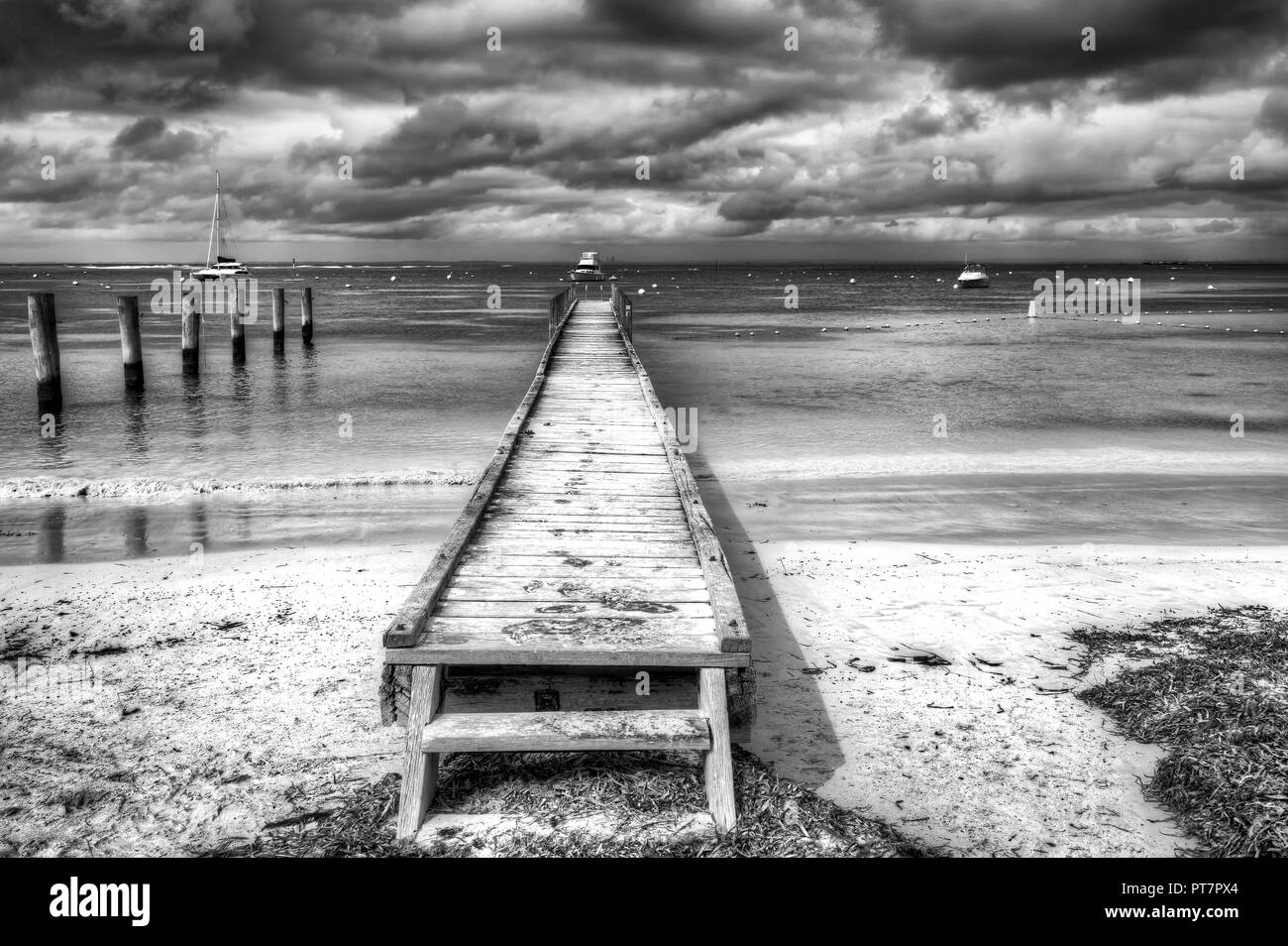 Jetée en bois sur un jour de tempête au Rottnest Island Banque D'Images