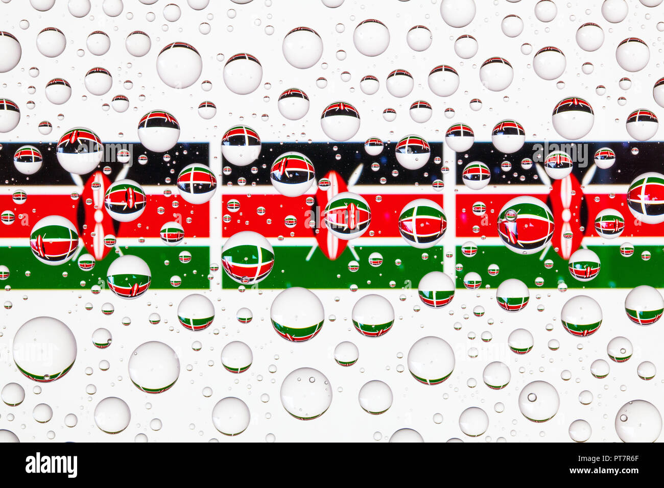 Drapeaux de Kenya derrière un verre recouvert de gouttes de pluie. 3D illustration Banque D'Images