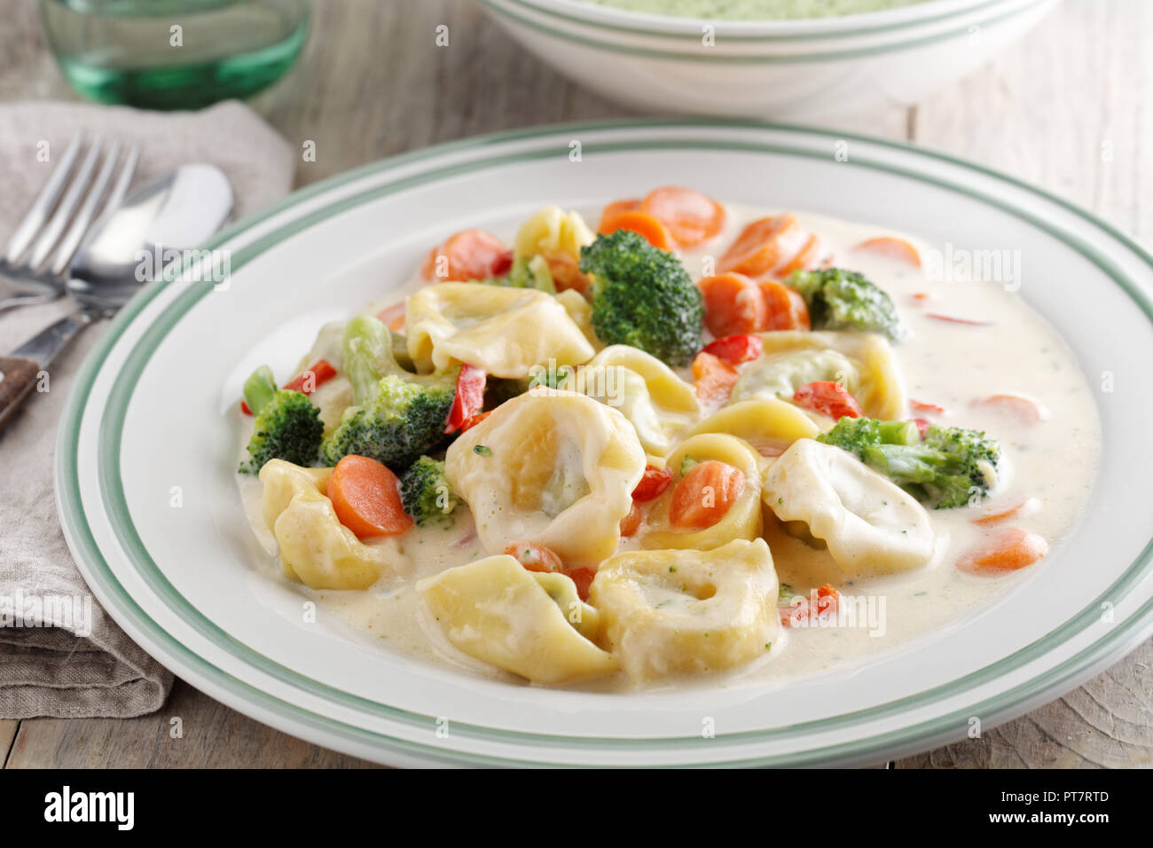 Tortellini aux légumes dans une sauce à la crème, closeup Banque D'Images