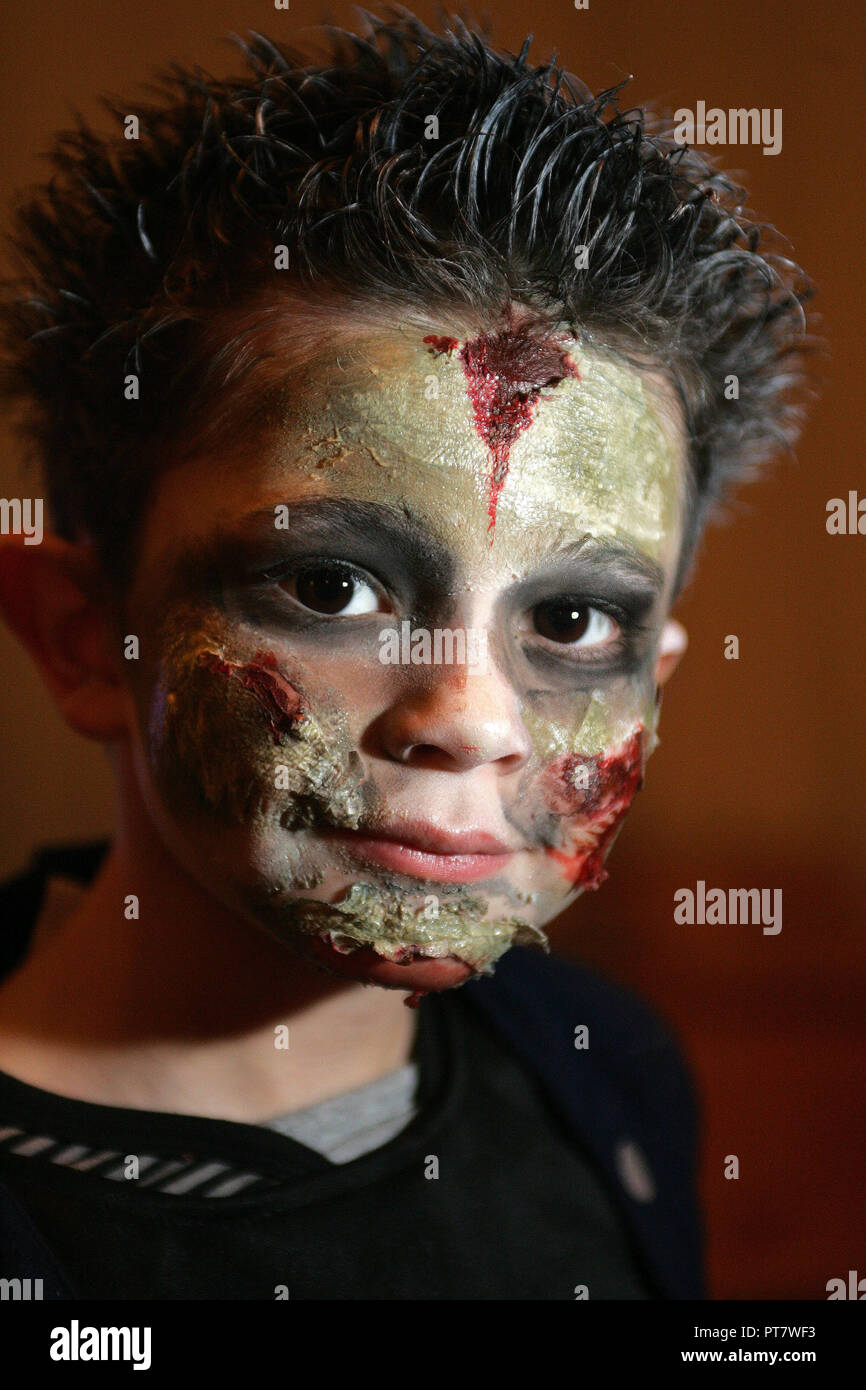 Jeune garçon portant Costume Halloween fait maison Banque D'Images