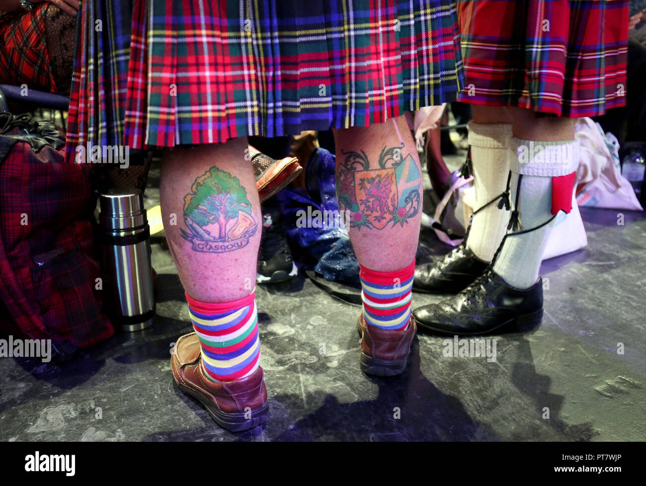 Un délégué de jambes tatouées au cours de la première journée du Parti national écossais (SNP) Conférence d'automne à l'événement écossais à Glasgow Campus. Banque D'Images