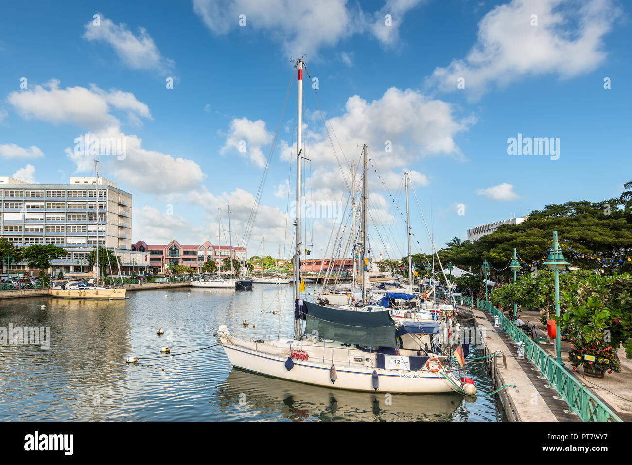 Bridgetown, Barbade - le 18 décembre 2016 : yachts amarrés dans la marina du centre-ville de Bridgetown, Barbade, Caraïbes. Banque D'Images