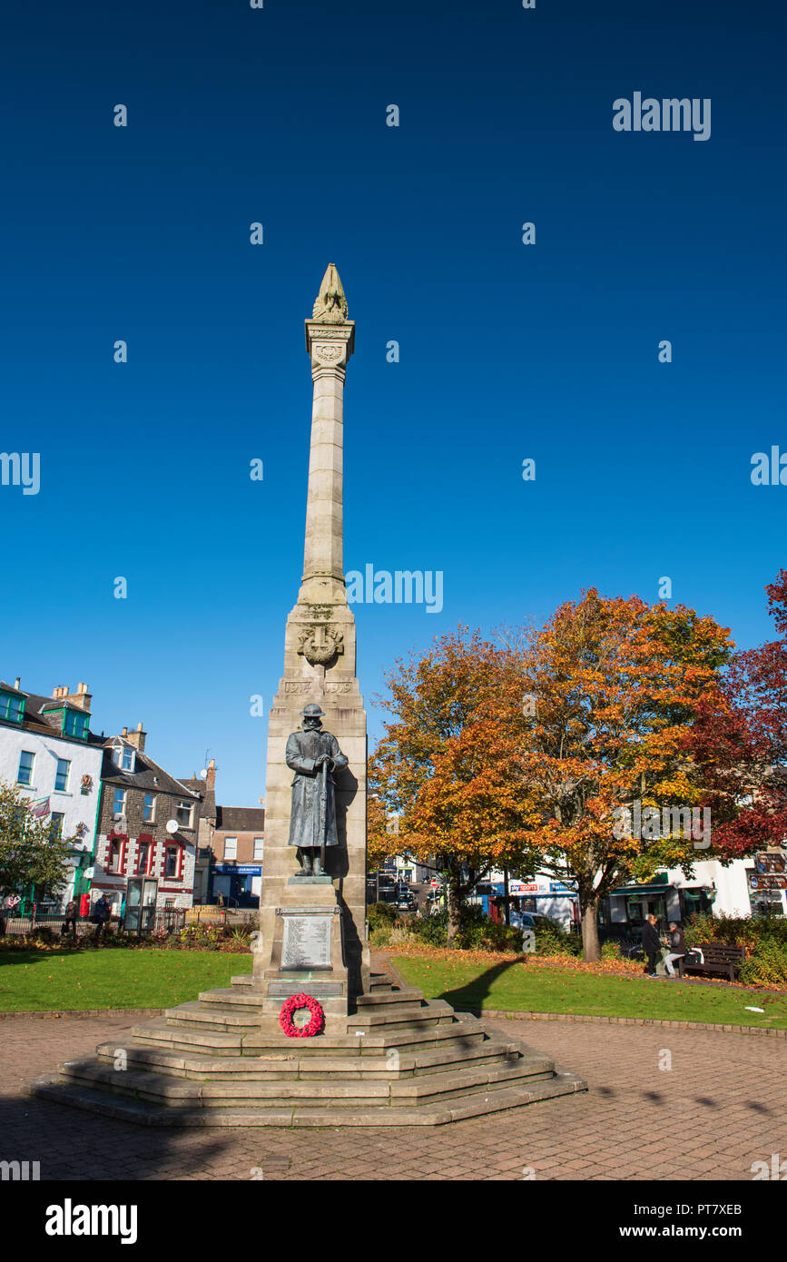 War Memorial ( grande colonne avec une sculpture d'un soldat debout à la base ) dans l'Wellmeadow, Blairgowrie, Perthshire, en Écosse. Banque D'Images