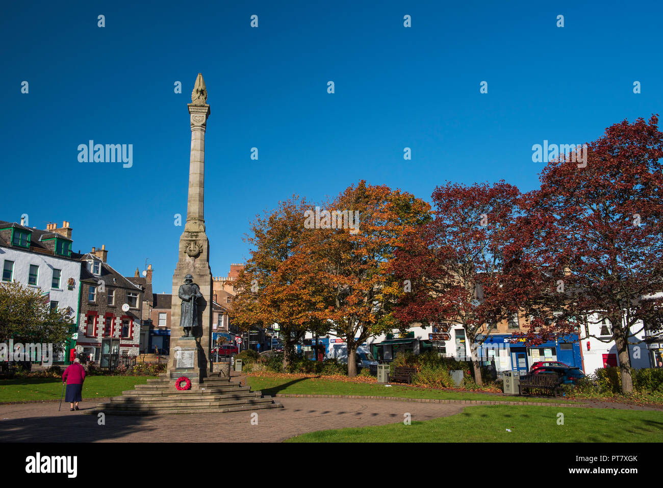 War Memorial ( grande colonne avec une sculpture d'un soldat debout à la base ) dans l'Wellmeadow, Blairgowrie, Perthshire, en Écosse. Banque D'Images
