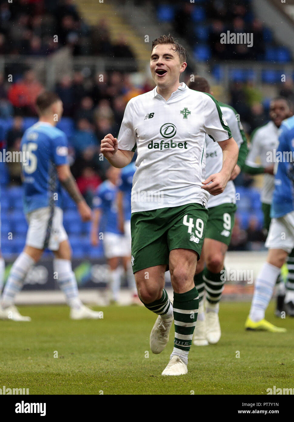 James Forrest du Celtic célèbre marquant leur cinquième but contre St Johnstone au cours de la Premiership match écossais Ladbrokes à McDiarmid Park, Perth. Banque D'Images