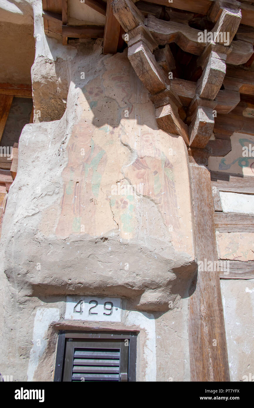 Les restes de peinture primitive art fresque sur mur extérieur au-dessus de 429 à la Grotte Grottes de Mogao, ou des grottes de Mille Bouddhas, Gansu, Dunhuang, Chine. Banque D'Images