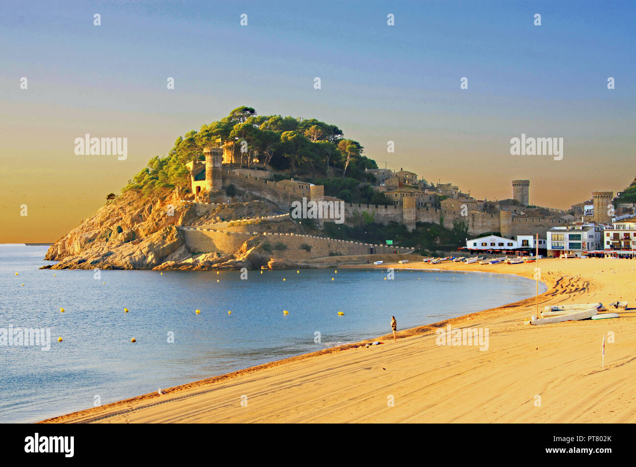 Plage de sable fin et le château à l'espagnol station station balnéaire de Tossa de mar Espagne sur la Costa Brava Banque D'Images