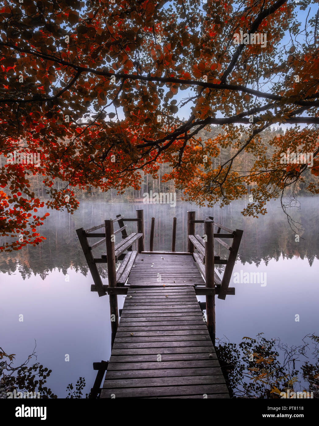 Belles couleurs d'automne avec jetée en bois et lac paisible au matin d'automne en Finlande Banque D'Images