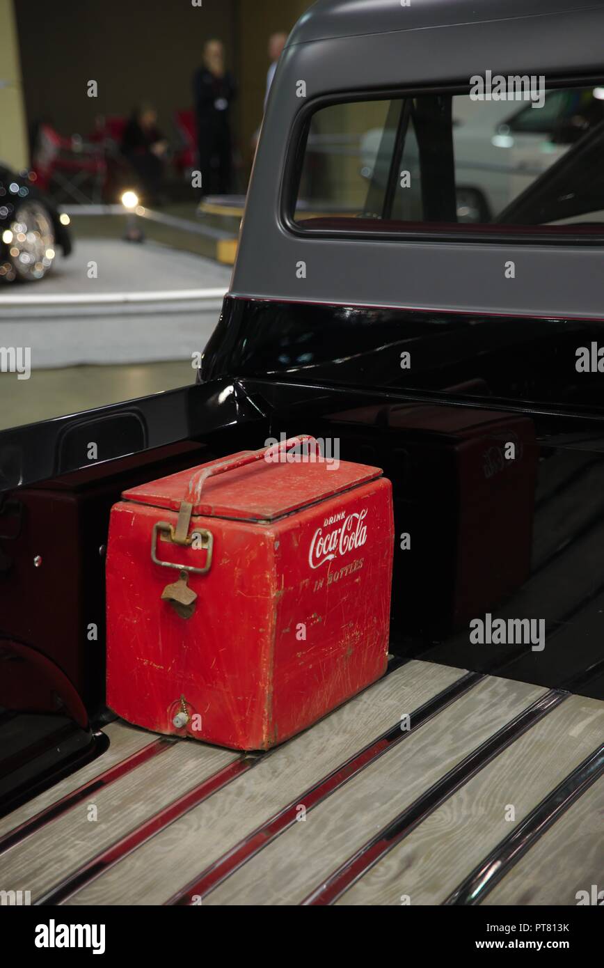 Meubles anciens, rouillé, Coca Cola rouge (R) de froid dans le lit d'une camionnette noire. Banque D'Images