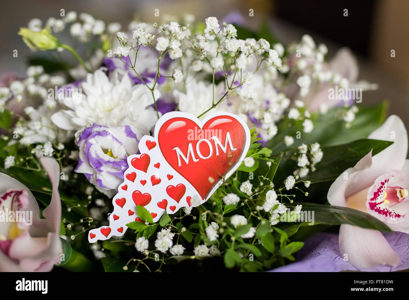 T'aime Maman texte en forme de coeur, fleurs et arrière-plan. Happy Mother's Day carte de vœux. Lay.télévision avec bouquet de fleurs et d'orchidées. de lisianthus fête des mères. Fleurs naturelles. Cadeau Floral. La conception de l'amour romantique Banque D'Images