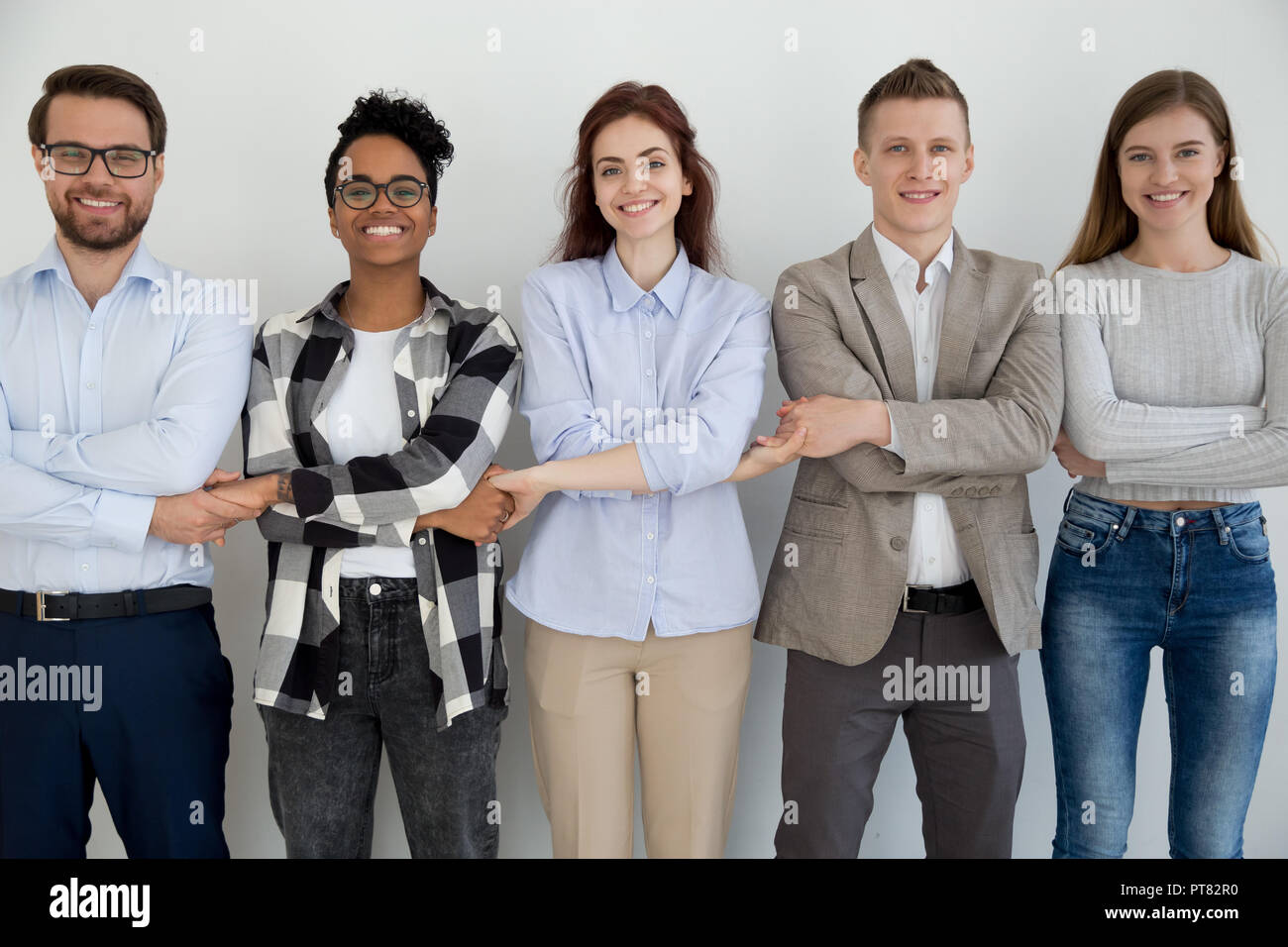 Professionnels divers personnes debout tenant la main Banque D'Images