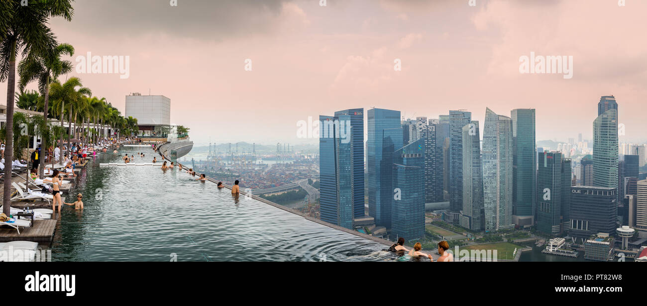 Vue panoramique sur la piscine sur le toit à la Marina Sands Hotel à Singapour, en Asie prises le 28 octobre 2013 Banque D'Images