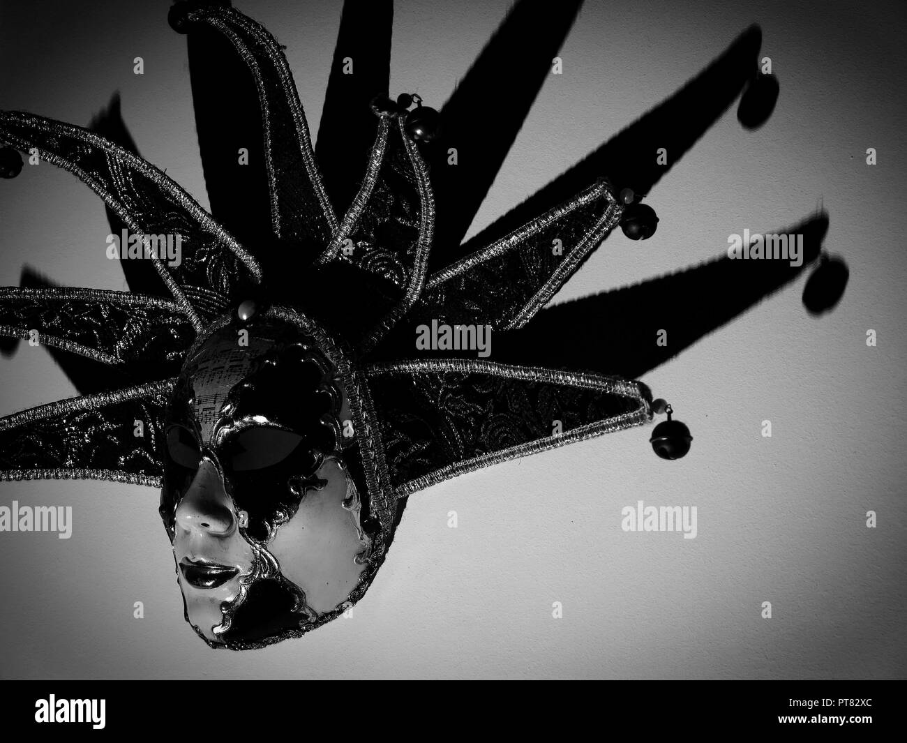 Masque italien casting shadows sur le mur. Banque D'Images