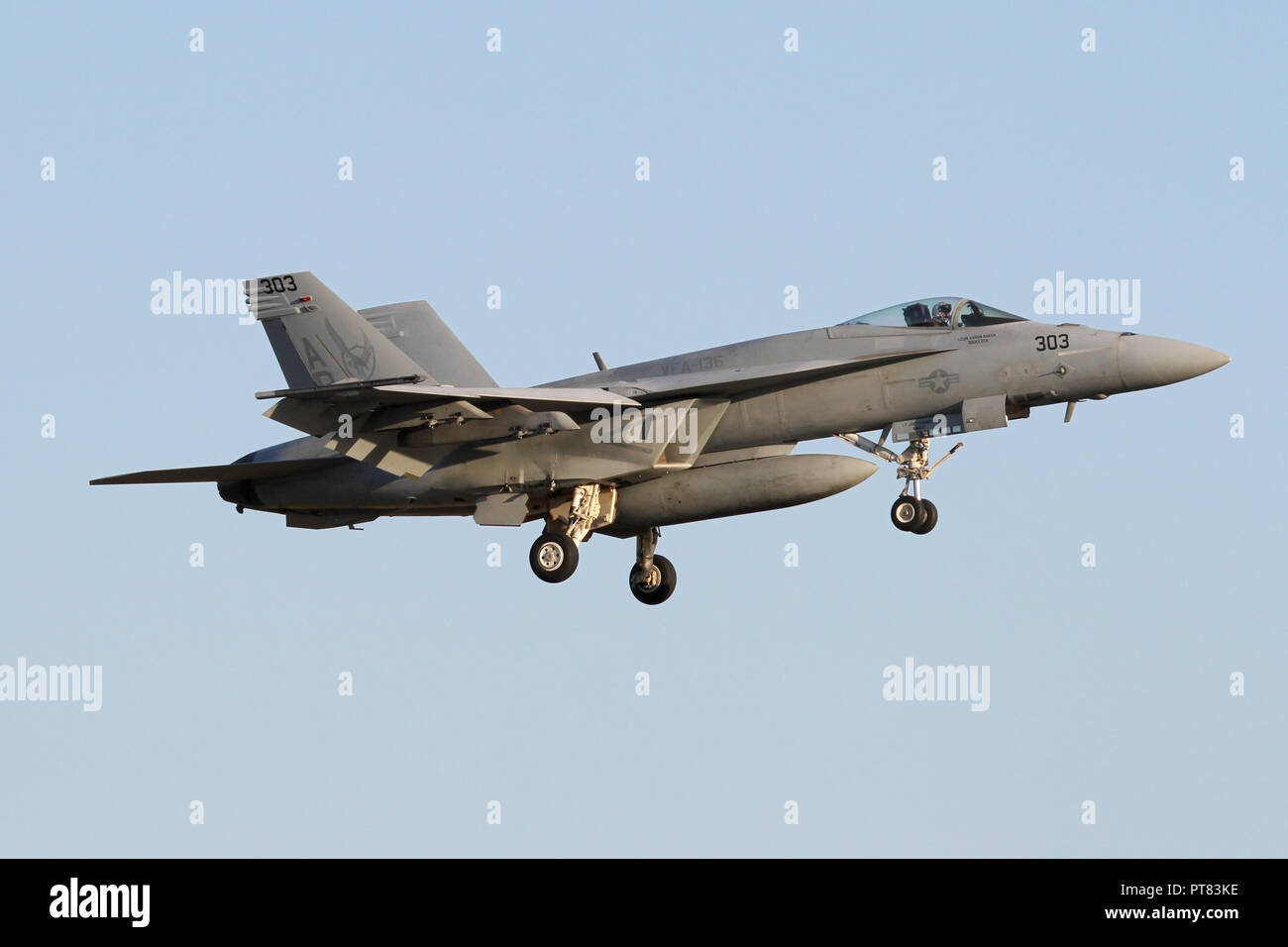 United States Navy F/A-18E Super Hornet sur approche à RAF Lakenheath au crépuscule pour un exercice conjoint avec l'aile de l'USAF basée ici. Banque D'Images