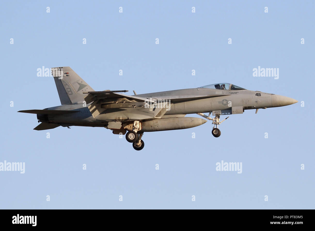 United States Navy F/A-18E Super Hornet sur approche à RAF Lakenheath au crépuscule pour un exercice conjoint avec l'aile de l'USAF basée ici. Banque D'Images
