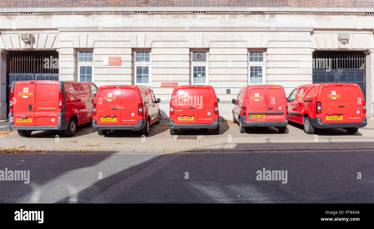 Worthing, Sussex, UK ; 7 octobre 2018 ; cinq Red Royal Mail cars garés dans une ligne à l'extérieur de l'Office de tri Banque D'Images
