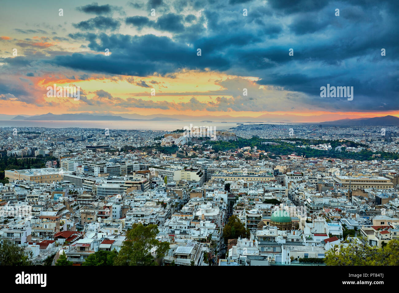 Acropole d'Athènes la Grèce à ciel nuageux coucher du soleil et de la pluie sur le côté droit de l'image avec la mer et les montagnes à l'arrière-plan Banque D'Images