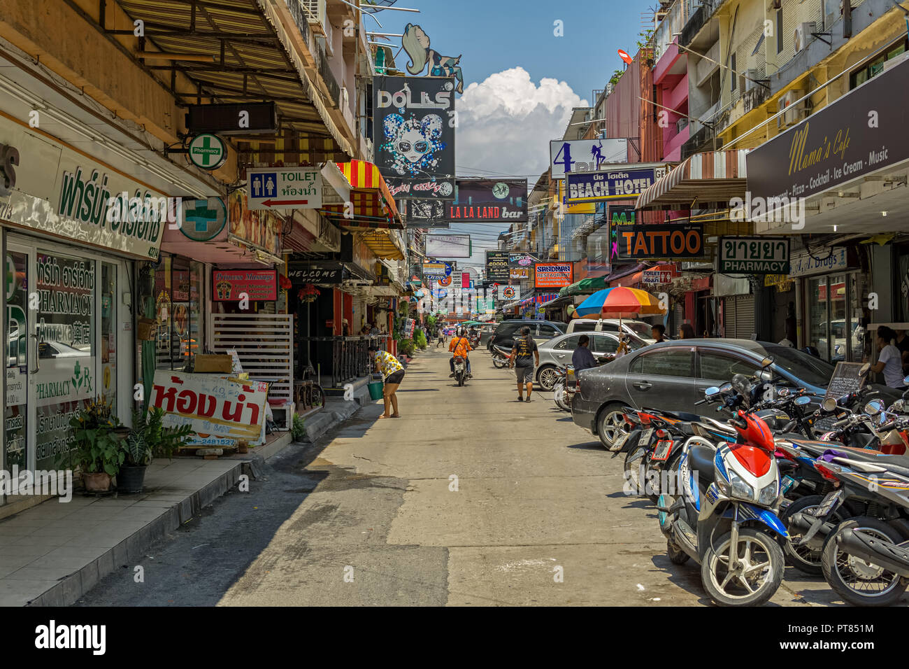 PATTAYA, THAÏLANDE - AVRIL 20,2018 : Soi 6 Dans cette rue a beaucoup de bars de divertissement pour adultes et quelques restaurants et magasins. Banque D'Images