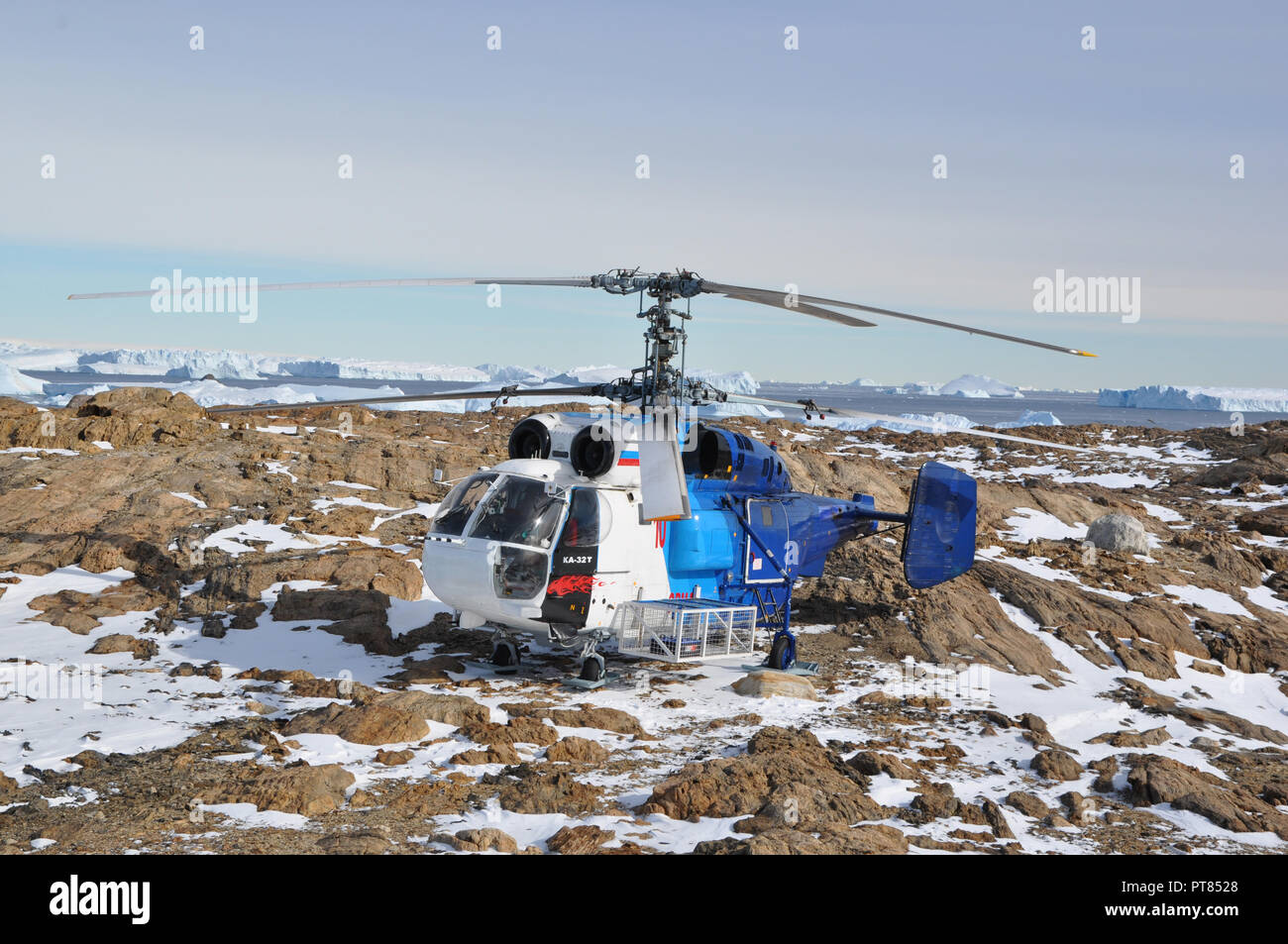 Les progrès réalisés, l'Antarctique le 10 janvier 2017 : K 32 Comité permanent de l'hélicoptère sur le sol rocheux, garée près de la station polaire. 24. L'antarctique Banque D'Images