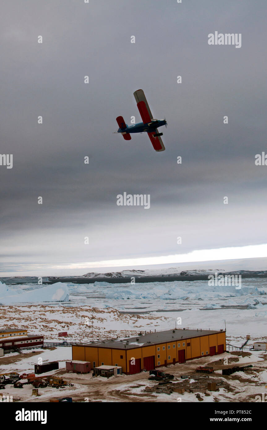 Les progrès réalisés, l'Antarctique le 10 janvier 2017 : Un-2 dans l'air au-dessus de la station polaire. Ciel couvert. L'antarctique Banque D'Images