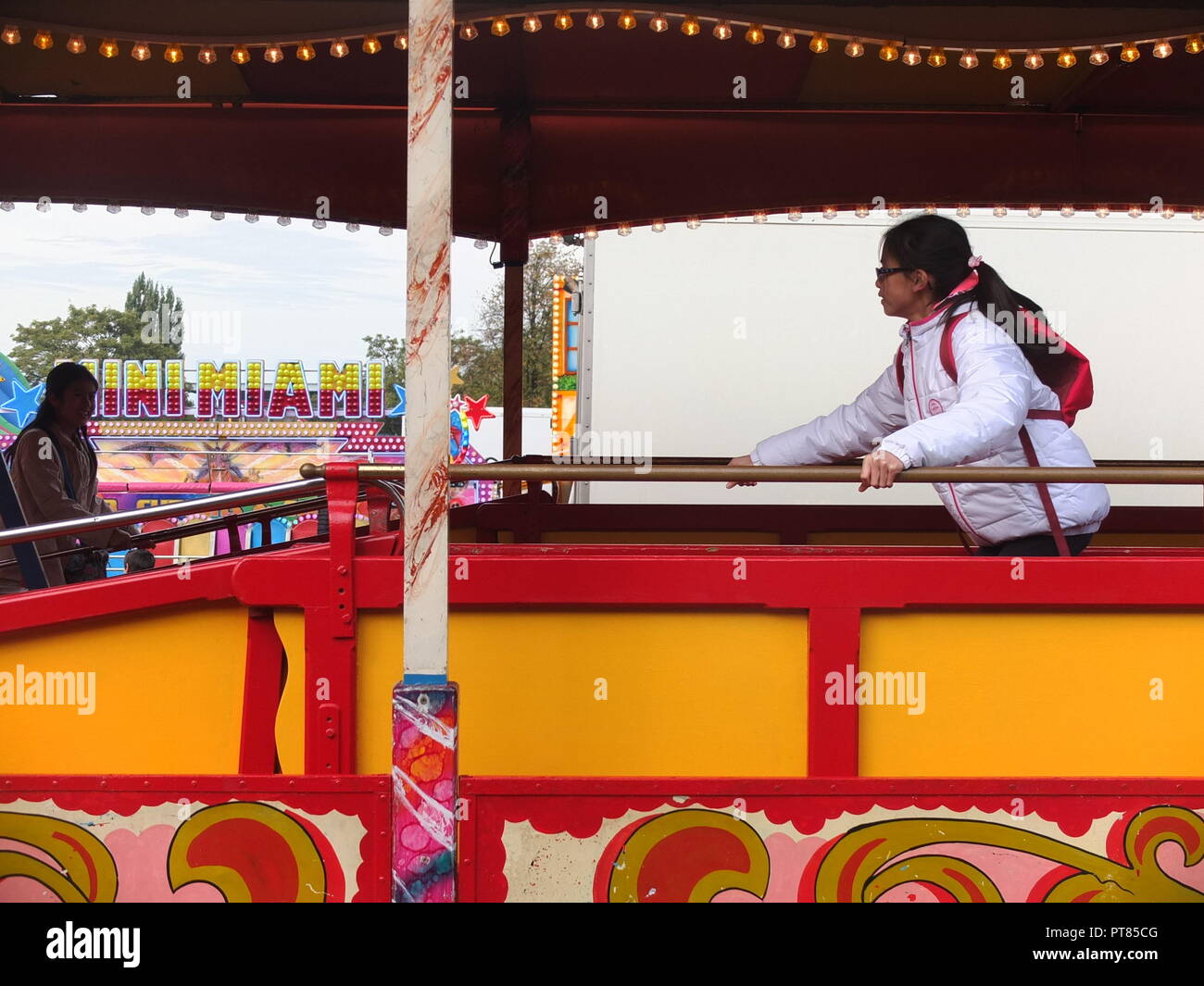 Deux amis le brave Old Tyme Brooklyn Cakewalk ride à Nottingham Goose Fair Banque D'Images