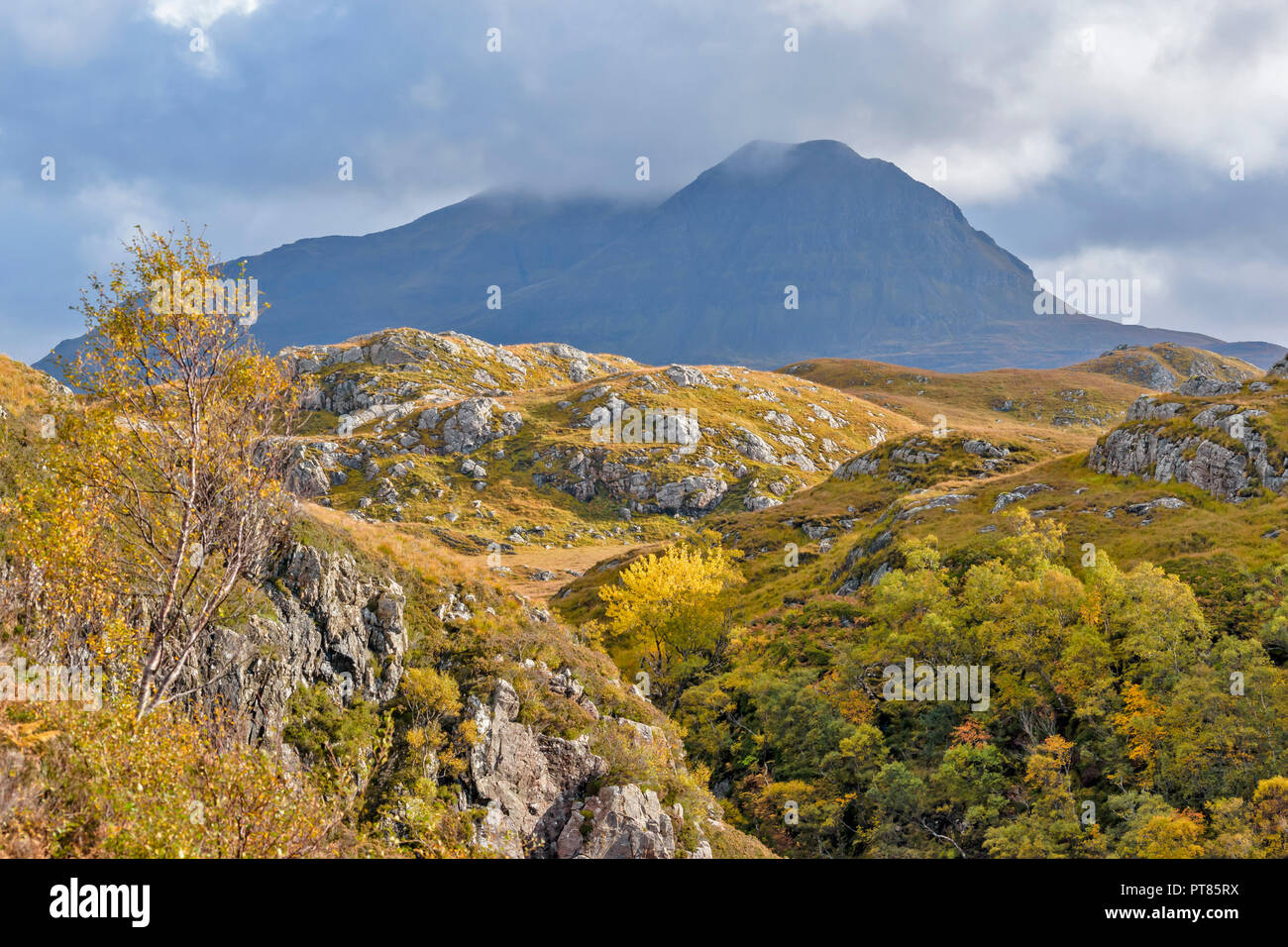 KIRKAIG SUILVEN ET RIVIÈRE SUTHERLAND ECOSSE LA CASCADE OU CHUTES DE KIRKAIG EN AUTOMNE VUE PANORAMIQUE AU-DESSUS DES CHUTES DE Banque D'Images