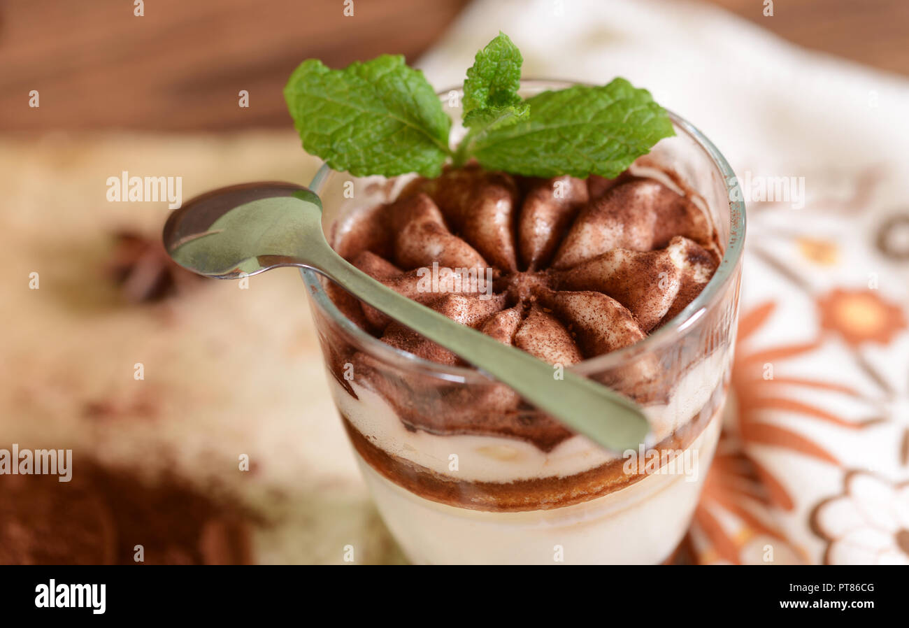 Tiramisu dessert dans verre Banque D'Images