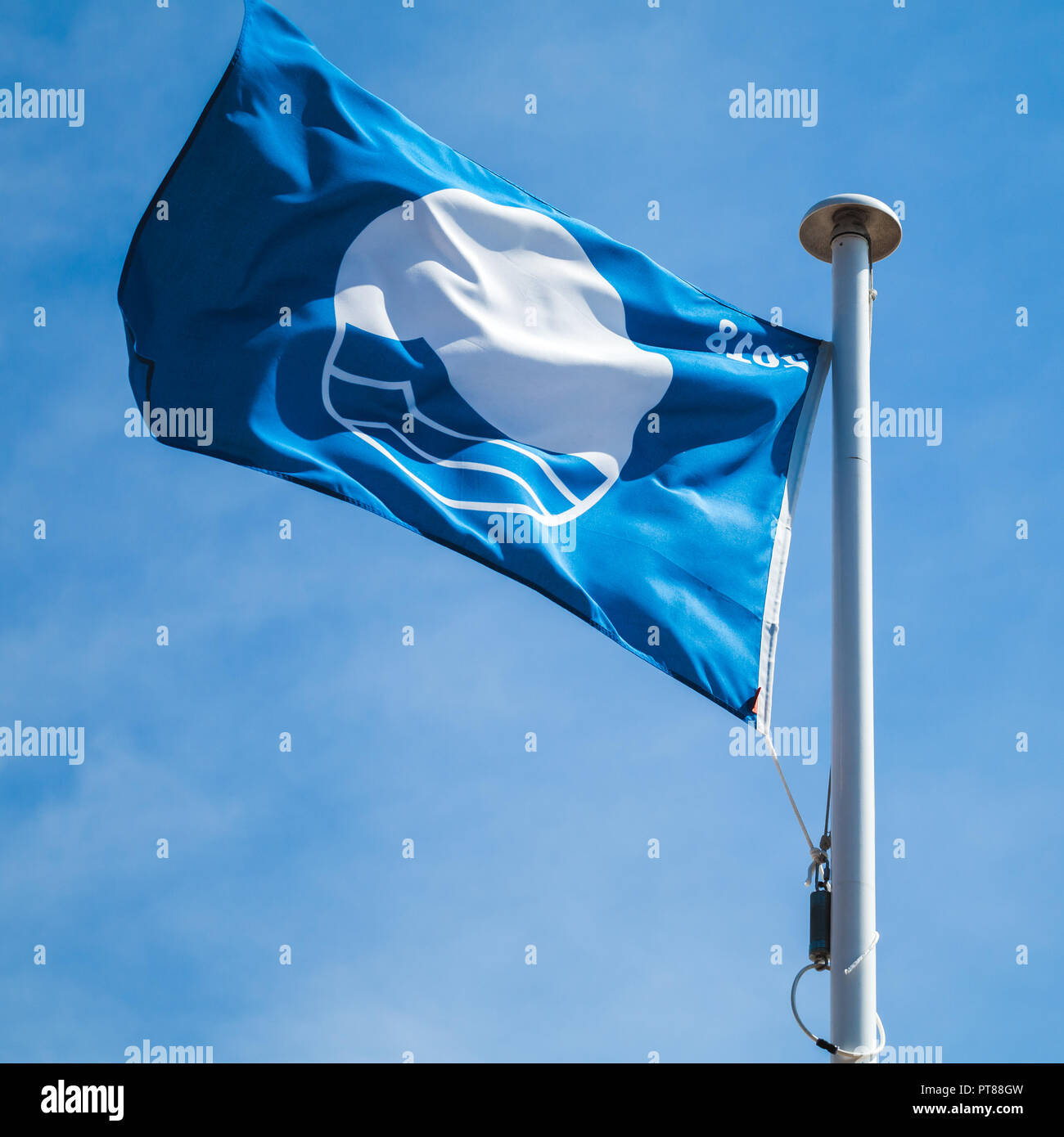 La plage pavillon bleu, waving flag sur ciel nuageux Banque D'Images