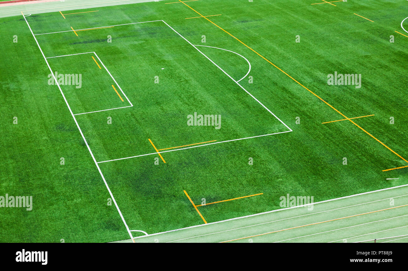 Terrain de soccer vide est installé avec un terrain en gazon artificiel Banque D'Images