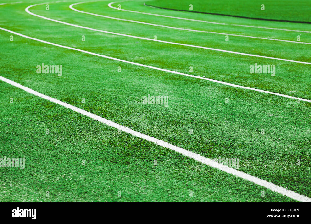 Terrain De Football En Gazon Artificiel, Une Ligne De Repère D'angle, Fond  Vert. Terrain Extérieur. Banque D'Images et Photos Libres De Droits. Image  206559562