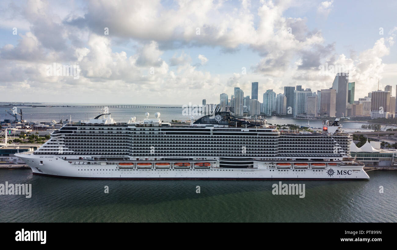 Vue aérienne de bord de navire de croisière MSC super à Miami, Floride Banque D'Images