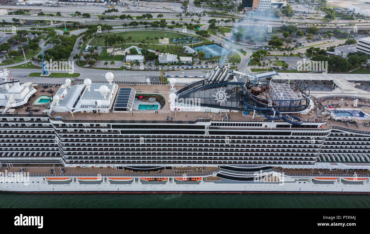 Vue aérienne de bord de navire de croisière MSC super à Miami, Floride Banque D'Images